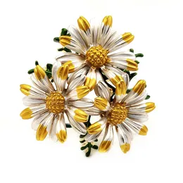 Sweet White Yellow Enamel Trio Daisy Brooch Pin for Women Dress Coat Shawl Wrap Business Suit Cluster Flower Jewelry