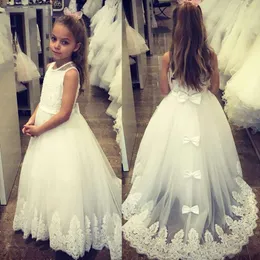 Nowy Cute Jewel Neck Flower Girls Sukienki na rękawów ślubnych Koronki Appliqued Back Bow Sweep Długość Suknie Cummunion