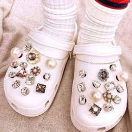 Sko delar tillbehör leuke charms designer diy bling accessoires voor meisjes metalen ketting rhinestone croc dekoraties jibz merk schoenen bloem 1206