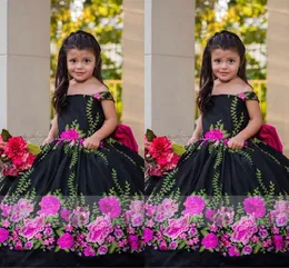 2022 Vintage Mexican Girls Pageant Klänningar Blommig Applique Off Shoulder Lace-up Satin Flower Girl Dress for Wedding Quinceanera Mini