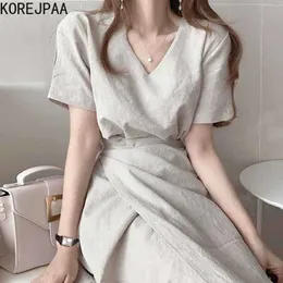 Korejpaaの女性のドレス夏の韓国のエレガントな気質の薄いVネックレースアップウエストスリットの上の膝の半袖Vestidos 210526