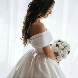 2021 Princess Satin Vintage Off the Shoulder Bride Dresses Long Train White Ivory Wedding Ball Gown
