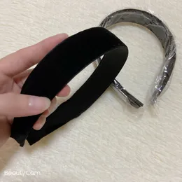 Fasce per capelli classiche in velluto nero alla moda, fascia per capelli C, forcina per accessori per la testa da collezione da donna. Articoli regalo VIP