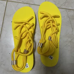 2021 Women Designer Flat Sandal Fashion Open Toe Sandal Yellow Red Cross straps Summer Beach flip flops 5 colors Larger Size 35-43 W2