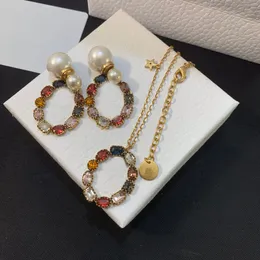 Gemma elegante Set di gioielli di design di lusso Classici Collana di marca Orecchini Lettera Gemme Pendenti Collane da donna per uomo Orecchini a bottone Festa di nozze