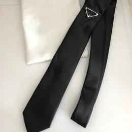 Szyja krawaty 2021 Unisex Crime Triangle Scarf Classic Big Lett Tie