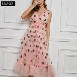 Isarose Bez rękawów Truskawka Suknia Cekiny Haft Truskawki Voile One-Piece Fashion V Neck Dresed Różowe Sukienki Siatki 210422