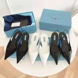 Оригинальные модели P Luxury Designer Бренд заостренные сандалии модные женщины подлинная кожаная кожа неглубокая рот высокие каблуки сандалии обувь