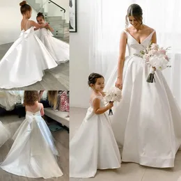 Satin Biały Kwiat Girl Sukienki na Wesele Party Słodkie Łuk Sweep Pociąg Linia Księżniczka Dzieci Pierwsza Komunia Formalne Suknie Klejnot Neck Toddler Little Girls Dress AL9922