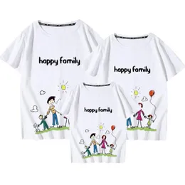 Familj ser matchande outfits t-shirt kläder mor far son dotter sommar barn kortärmad brev 210429