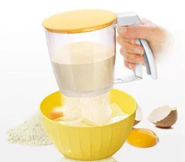 蓋のキッチンツールの手書きの分離粉のふるい篩ツールを持つプラスチックプレスカップ形の粉のシフターストレーナーのふるいフィルターを取り扱ってください。