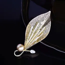 Guldfärg Crystal Leaf Broscher för Damkläder Coat Corsage Tillbehör Elegant Simulerad Pearl Brosch Pin Smycken 2021