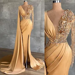 2022 Sexy Luxury Gold Prom Dresses Jewel Neck Mermaid Side Split Lace Appliques Crystal Beaded Pearls Long Sleeves Satin Formal Party Dress Evening Gowns