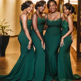 Dark Green Druhna Dresses Mermaid Spaghetti Paski Koronki Aplikacja Zroszony Sweep Pociąg Plus Size Maid of Honor Suknia Kraj Wedding Party Nosić Vestido