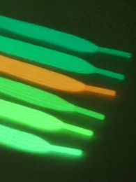 120 cm fluorescencyjne sznurowadła Neon świecił w ciemnych płaskich sznurach 6 kolorów połyskuj w ciemnych poliestrowej sznurowadłach do sneakowników