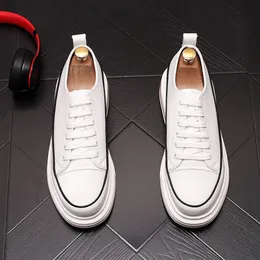 Scarpe casual autunnali maschili di primavera autunno leggero a pizzo piatto traspirante Tenis Masculino Sneakers Fashion White Business tra 9008