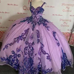 Lilac Sequined Lace Ball Gown Quinceanera Klänningar Appliqued Sweetheart Neck Prom Kappor med Bow Sweep Train Tulle Sweet 15 Masquerad Klänning