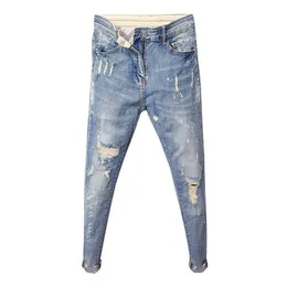 Venda por atacado moda na moda homens na moda primavera e verão coreano pés slim jeans homens tendência de tendência indígena rasgado buraco lápis calças 211103