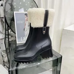 2021 New designers snow boots women fashion soft leather flat girls casual winter brown shoe with fur half boot black