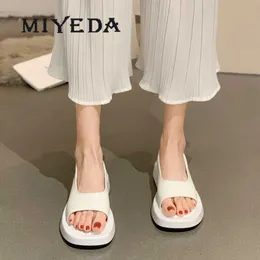 Miyeda Summer Sapatos Mulheres Luxo Slip-on Sandálias Femininas Casuais New Designe Estilo Confortável Mulheres Chinelos Plataforma Y0721