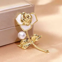 Brosch Koreansk version Enkel högkvalitativ Rose Pearl Women's Fashion Flower Kläder Pin Tillbehör