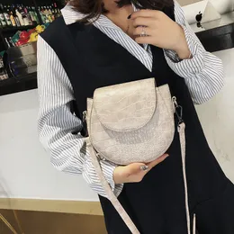 Kvinnor Crossbody Väskor Messemger Bag PU Läder Runda Handväska Kvinnor Vintage Half Moon Ins Fashion