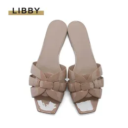 Yaz Kadın Patent Deri Terlik Lüks Tasarımcı Moda Düz Sandalet Rahat Çapraz Srap Açık Plaj Terlik ayakkabı 210903