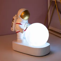 Astronaut Spaceman Moon Night Light Bedroom Bedside Desktop Creative Decoration Bordslampa Presentljus för barn Baby Kids Y0910