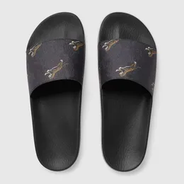 Klassiska Man Kvinna Gummitofflor Sommar Beach Slides Många Stilar Stora storlekar Unisex Kvinnor Män Mode Sandaler Vilda Platta Revor 35-46