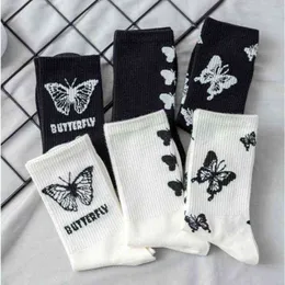 Kobiety Black Butterfly Długie skarpetki Skarpetki Middle-Tube Skarpetka z druku Bawełniana Oddychająca Lady Girls Streetwear Harajuku Kawaii Skarpetki Y1119