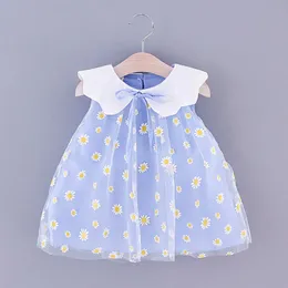Spädbarnsflickor Kläder 2021 Sommarflickor söta klänningar Solid Daisy Print Mesh Lovely Lapel Ärmlös Chldrens Klänning 6m-3t Q0716