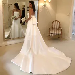 Enkel A-Line Bröllopsklänning Strapless Chapel Train Ivory Satin Bridal Gowns Backless Vestido de Noiva Charmig Bride Dresses Robe de Marie 2022