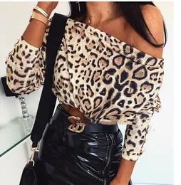 T-shirt da donna autunno leopardo modello pelle di serpente 2021 moda sexy manica lunga spalle scoperte poliestere collo a barca pullover top