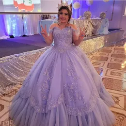 Lavendel quinceanera klär sig av axelbroderi applikationer prom klänning lagrad boll klänning söt 15 klänningar