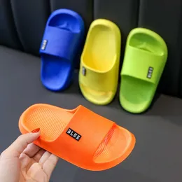 Lato Nowe kapcie dziecięce Kryty I Outdoor Houseen Oddychające antypoślizgowe odporne na zużycie Miękkie Dolne Cute Bath Sandals Y0804