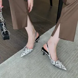 Sandały modne kobiety spożyty palce węża drukowane płytkie cienkie obcasy pleców paski na imprezę buty czarne białe zielone lato 39