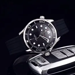 新しい2022最高品質の時計海007ジェームズメンズウォッチ8スタイル42mmダイヤル300m時計自動ムーブメント男性ウォッチ335i