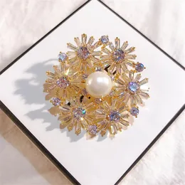 Pins, broscher Luxury Zircon Rhinestone Snowflake Brosch Pin Beautiful Crystal Pearl För Kvinnor Bröllop Smycken Xmas Present Broche Luxe