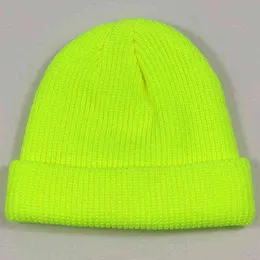 Kort vanlig manschettad hattmänniska kvinnor män vinter knit skalle hip hopp streetwear neon gul neon orange ljus grön y21111