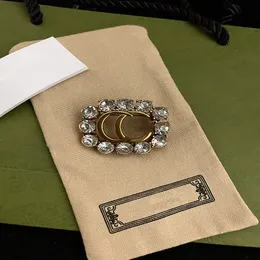 Luxos Designers Joias Broche vintage de diamante Broche de letra de latão amarelo Broche redondo banhado a ouro 18K Broche de festa de casamento 2022