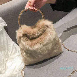 Axelväskor Tote Golden Ring Fashion Plush Women's Handväska Kvinna Designer Kedja Vinter Velvet Luxury Crossbody Purse