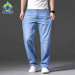 Mężczyźni Lyocell Fabric Dżinsy Klasyczne Lato Bawełna Proste Stretch Marka Dżinsowe Spodnie Kombinezony Jasne Niebieskie Fit Spodnie 40 42 44 210716