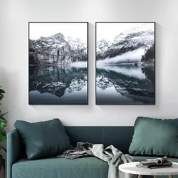 Bergsjö dimmig reflektion kanfas målning nordisk natur landskap affischer och tryck väggkonst bild modern sovrum inredning