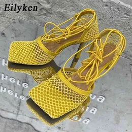 Eilyken 2021 새로운 섹시한 노란색 메쉬 펌프 샌들 여성 스퀘어 발가락 하이힐 레이스 크로스 - 묶인 스틸 to 중공 드레스 신발 210331