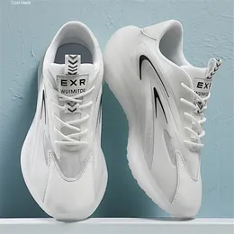 2021ランニングシューズ厚手の光沢のある男性ホワイトブラックブラック夏の韓国のファッションカジュアルな靴の大きいサイズ通気性スニーカーランシューズ＃A0003