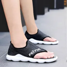 Lato 2019 Sandały Męskie Buty Plażowe Wysokiej Jakości Męskie Miękkie Sandalianie Wygodne Outdoor Casual Flip Flops Style Sandalen Hombre