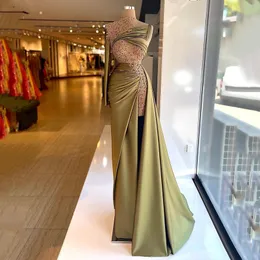 Arabisches grünes Meerjungfrau-Abschlussballkleid 2021, elegantes High-Neck-Applikations-weiches Satin-Perlen-Split-Abendkleid, lange Partykleider