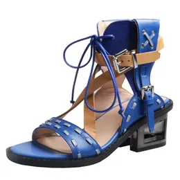 Сандалики мода кросс -ремешок Женщины выпускают кусочки туфли на каблуках Женщины кожаные летние сандальные насосы Гладиатор