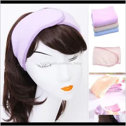 Chuveiro cor-de-rosa do banho dos termas compõe a banda de face da lavagem da headband cosmética para mulheres 5OOAC W8CTK