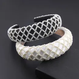 New White Luxury Handgjorda Lysande Pärla Kristall Beaded Flower Catwalk Headband för Kvinnor Temperament Hårtillbehör